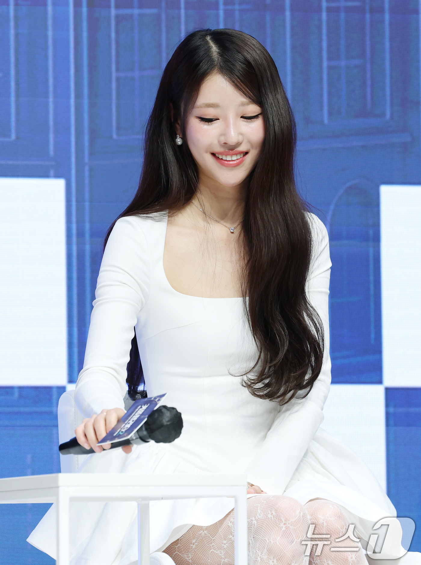 (서울=뉴스1) 권현진 기자 = 가수 이미주가 4일 오전 서울 강남구 강남 엘리에나 호텔에서 열린 Mnet ‘커플팰리스2’ 제작발표회에 참석해 송범근과의 결별설 질문을 듣고 있다. …