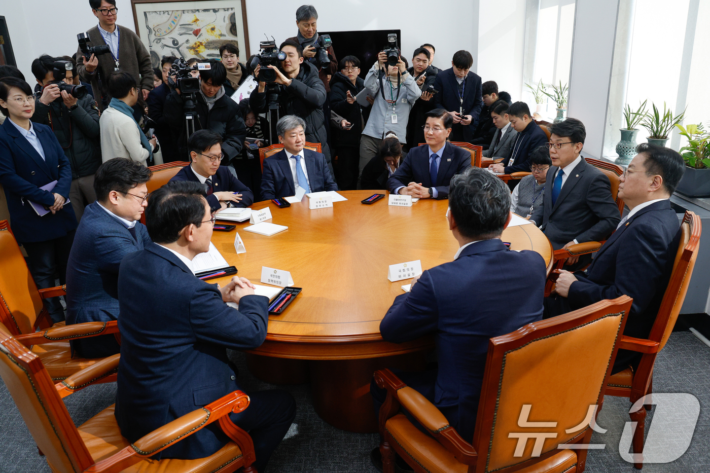 (서울=뉴스1) 안은나 기자 = 4일 서울 여의도 국회에서 열린 여야정(국회·정부) 국정협의회 2차 실무협의에서 참석자들이 대화를 나누고 있다. 왼쪽부터 시계방향으로 국민의힘 김상 …