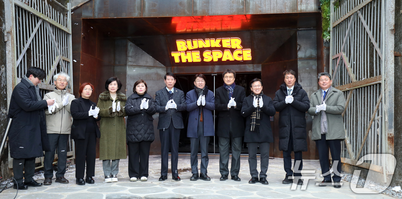 (전주=뉴스1) 유경석 기자 = 우범기 전주시장을 비롯한 관계자들이 4일 전북자치도 전주시 완산벙커에서 열린 '완산벙커 더 스페이스 개관식'에 참석해 기념촬영을 하고 있다. 202 …