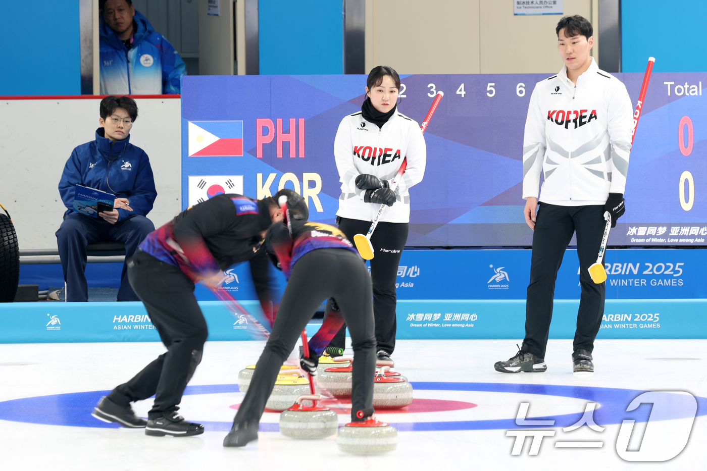 (하얼빈(중국)=뉴스1) 이승배 기자 = 4일 중국 헤이룽장성 하얼빈시 핑팡컬링아레나에서 열린 혼성 믹스더블 라운드로빈 B조 대한민국과 필리핀의 경기에서 김경애와 성지훈이 필리핀의 …