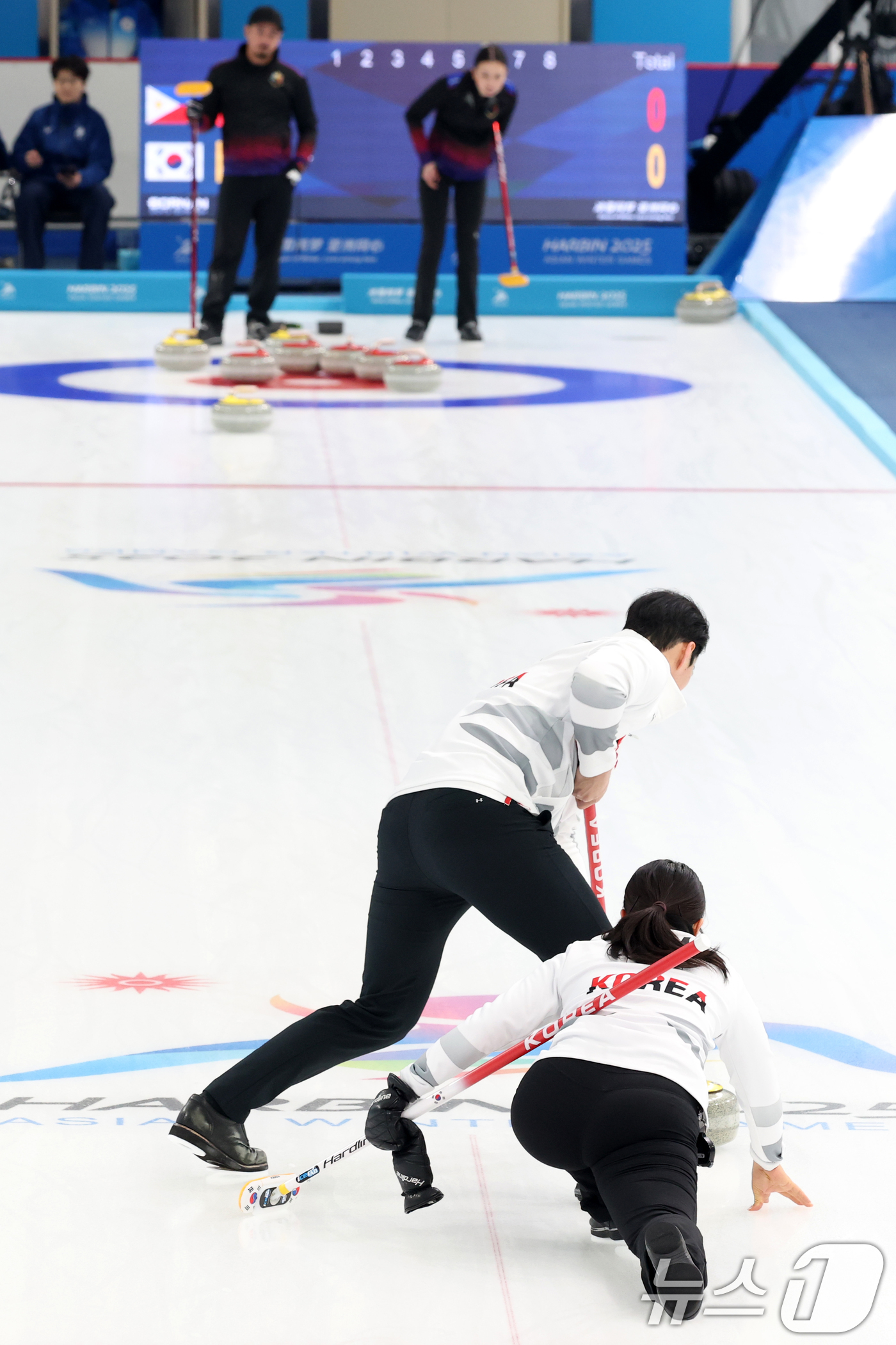 (하얼빈(중국)=뉴스1) 이승배 기자 = 4일 중국 헤이룽장성 하얼빈시 핑팡컬링아레나에서 열린 혼성 믹스더블 라운드로빈 B조 대한민국과 필리핀의 경기에서 성지훈이 스위핑하고 있다. …