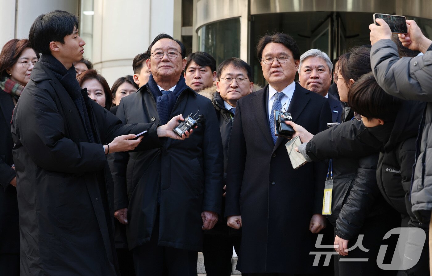 본문 이미지 - 황운하 조국혁신당 원내대표와 송철호 전 울산시장이 4일 서울 서초구 서울고등법원에서 열린 문재인 정부 청와대의 ‘울산시장 선거 개입 의혹’ 항소심 선고를 마치고 나서며 취재진 질문에 답하고 있다.  2025.2.4/뉴스1 ⓒ News1 박세연 기자