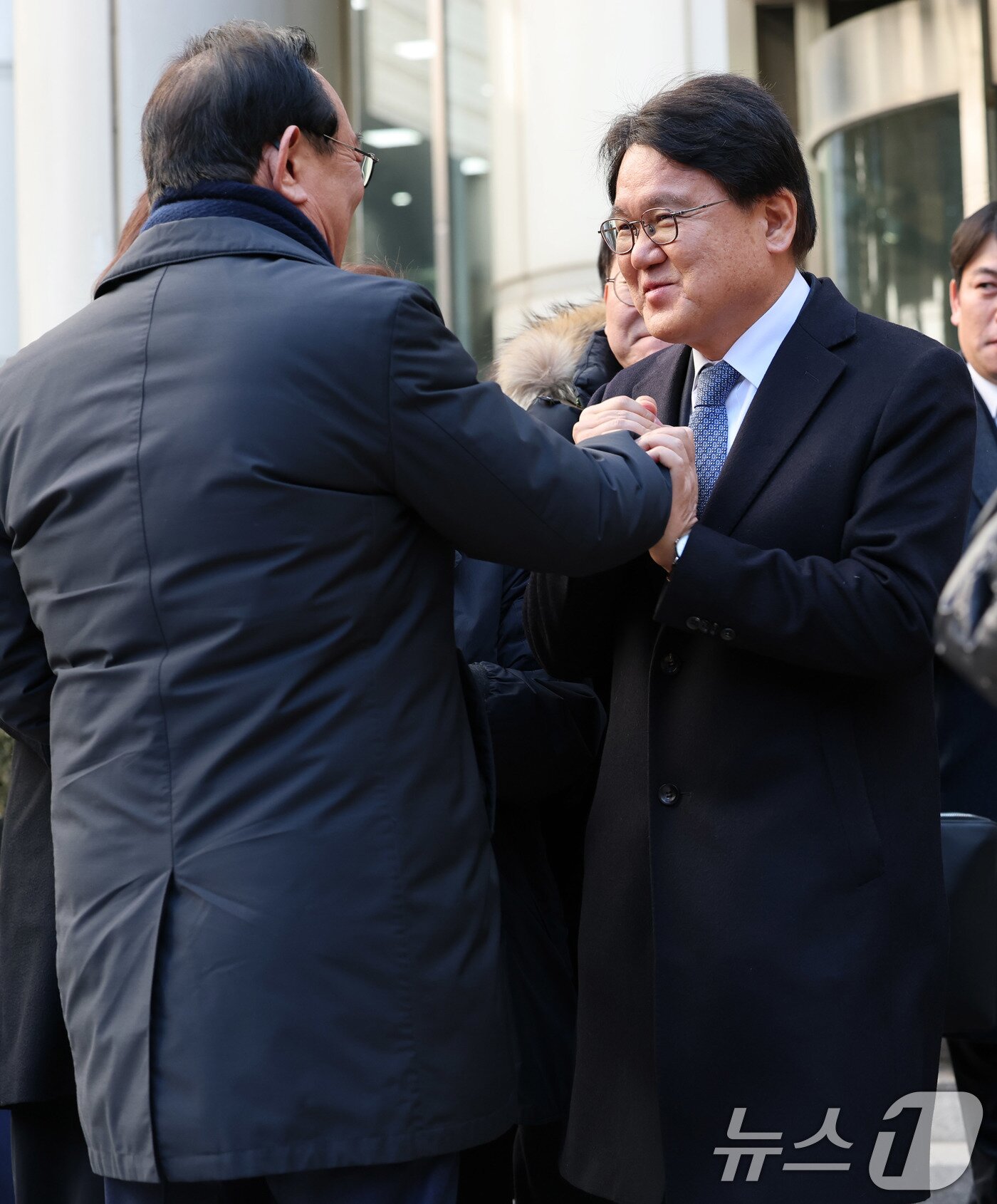 본문 이미지 - 황운하 조국혁신당 원내대표와 송철호 전 울산시장이 4일 서울 서초구 서울고등법원에서 열린 문재인 정부 청와대의 ‘울산시장 선거 개입 의혹’ 항소심 선고를 마치고 나서며 인사를 나누고 있다.2025.2.4/뉴스1 ⓒ News1 박세연 기자