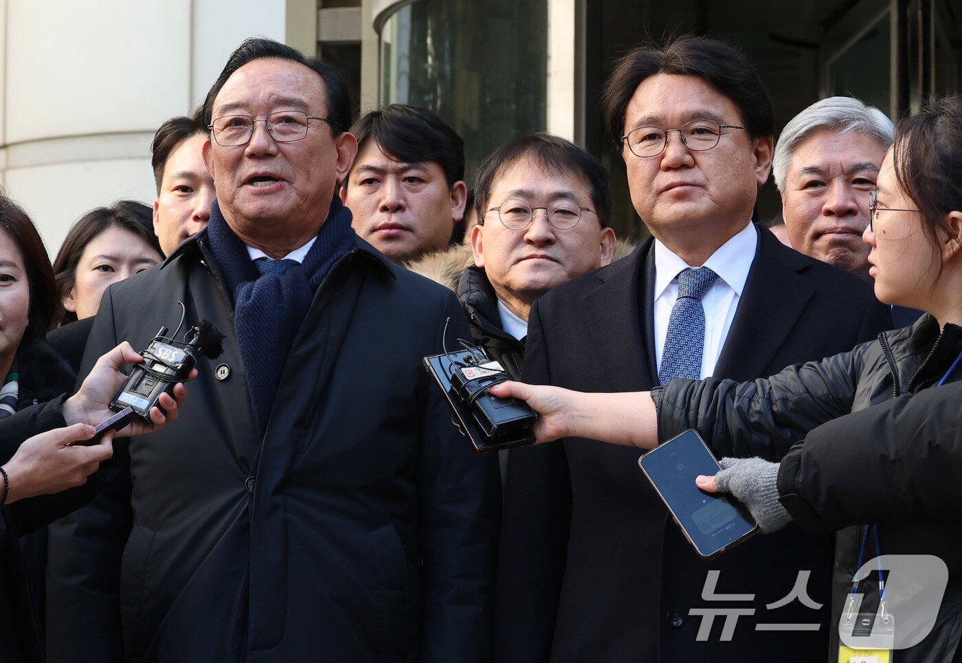 본문 이미지 - 황운하 조국혁신당 원내대표와 송철호 전 울산시장이 4일 서울 서초구 서울고등법원에서 열린 문재인 정부 청와대의 ‘울산시장 선거 개입 의혹’ 항소심 선고를 마치고 나서며 취재진 질문에 답하고 있다.  2025.2.4/뉴스1 ⓒ News1 박세연 기자