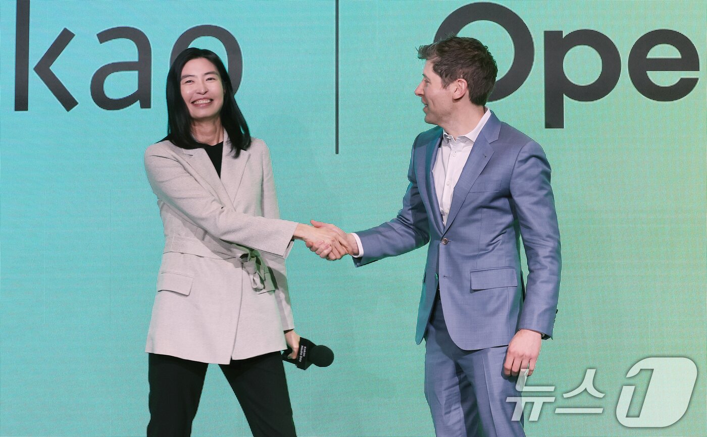 본문 이미지 - 정신아 카카오 대표와 챗GPT 개발사 오픈AI의 샘 올트먼 최고경영자(CEO)가 4일 서울 중구 플라자호텔에서 열린 전략적 제휴 체결 공동 기자간담회에서 반갑게 악수를 나누고 있다. 카카오는 국내 기업으로는 처음으로 오픈AI와 전략적 제휴를 맺고 인공지능(AI) 서비스 고도화를 위한 기술 협력은 물론 공동 상품 개발 등을 추진할 계획이다. 2025.2.4/뉴스1 ⓒ News1 오대일 기자