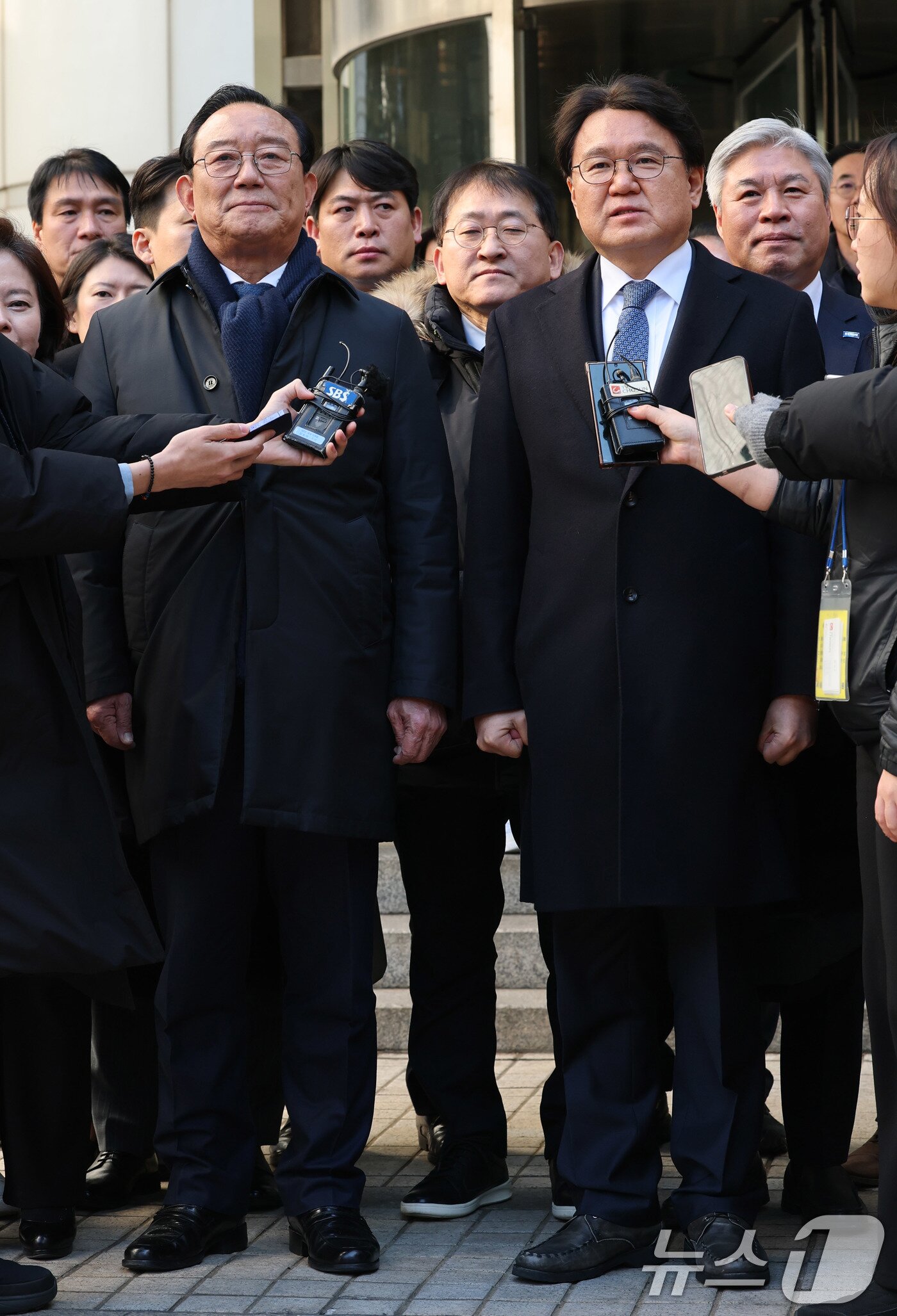 본문 이미지 - 황운하 조국혁신당 원내대표와 송철호 전 울산시장이 4일 서울 서초구 서울고등법원에서 열린 문재인 정부 청와대의 ‘울산시장 선거 개입 의혹’ 항소심 선고를 마치고 나서며 취재진 질문에 답하고 있다. 황운하 원내대표와 송철호 전 시장은 이번 항소심에서 무죄를 선고받았다. 2025.2.4/뉴스1 ⓒ News1 박세연 기자