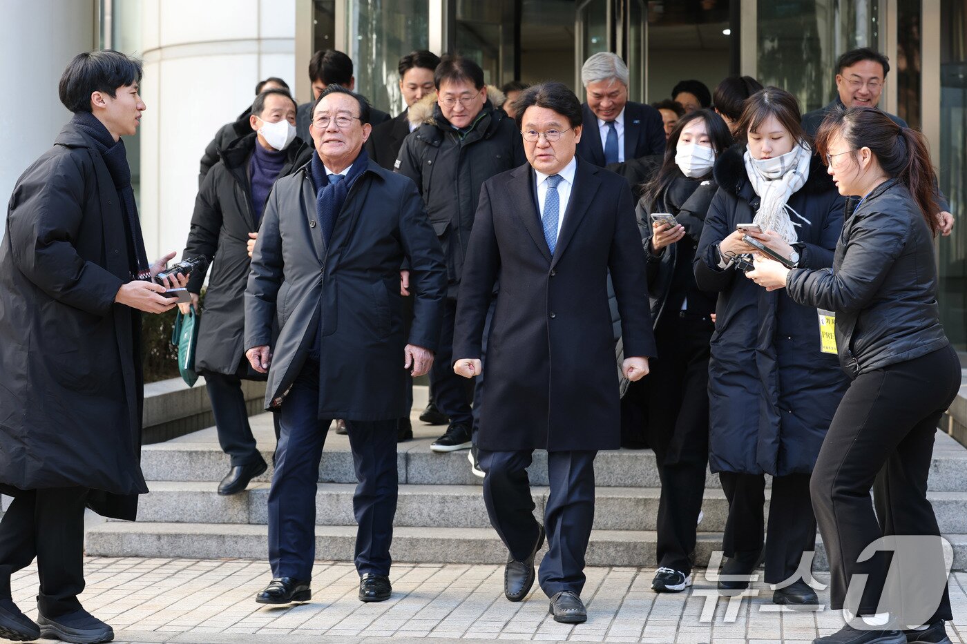 본문 이미지 - 황운하 조국혁신당 원내대표와 송철호 전 울산시장이 4일 서울 서초구 서울고등법원에서 열린 문재인 정부 청와대의 ‘울산시장 선거 개입 의혹’ 항소심 선고를 마치고 나서고 있다. 2025.2.4/뉴스1 ⓒ News1 박세연 기자
