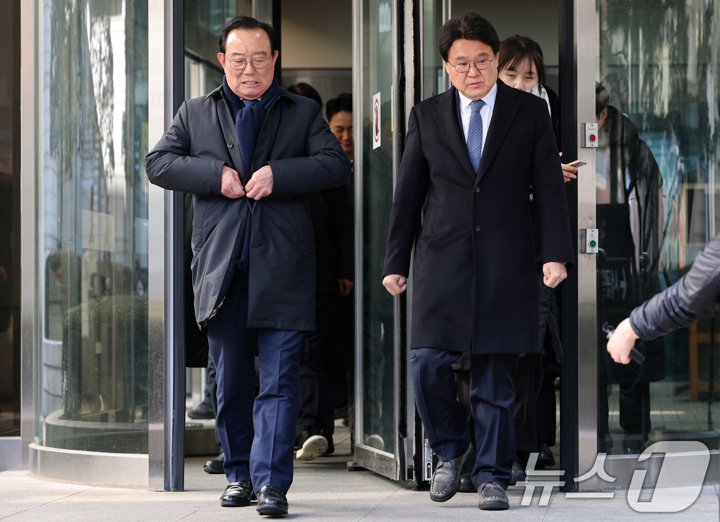 본문 이미지 - 황운하 조국혁신당 원내대표와 송철호 전 울산시장이 4일 서울 서초구 서울고등법원에서 열린 문재인 정부 청와대의 ‘울산시장 선거 개입 의혹’ 항소심 선고를 마치고 나서고 있다. 2025.2.4/뉴스1 ⓒ News1 박세연 기자