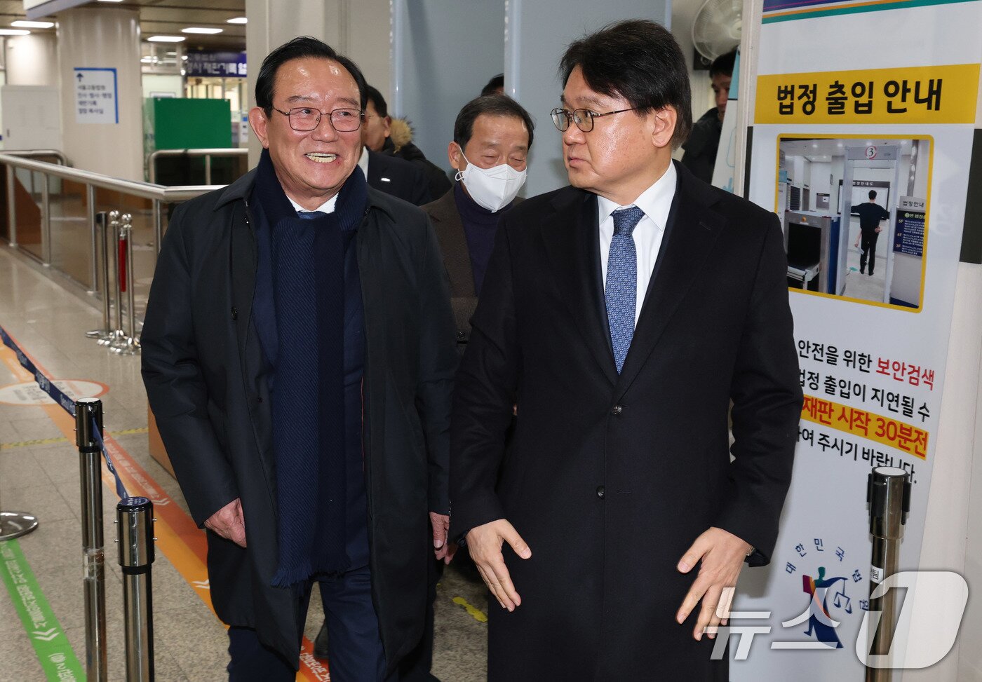 본문 이미지 - 황운하 조국혁신당 원내대표와 송철호 전 울산시장이 4일 서울 서초구 서울고등법원에서 열린 문재인 정부 청와대의 ‘울산시장 선거 개입 의혹’ 항소심 선고를 마치고 나서고 있다. 황운하 원내대표와 송철호 전 시장은 이번 항소심에서 무죄를 선고받았다. 2025.2.4/뉴스1 ⓒ News1 박세연 기자