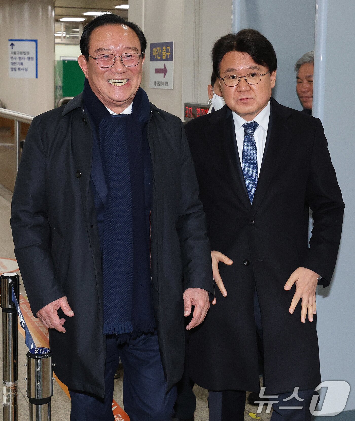 본문 이미지 - 황운하 조국혁신당 원내대표와 송철호 전 울산시장이 4일 서울 서초구 서울고등법원에서 열린 문재인 정부 청와대의 ‘울산시장 선거 개입 의혹’ 항소심 선고를 마치고 나서고 있다.. 2025.2.4/뉴스1 ⓒ News1 박세연 기자