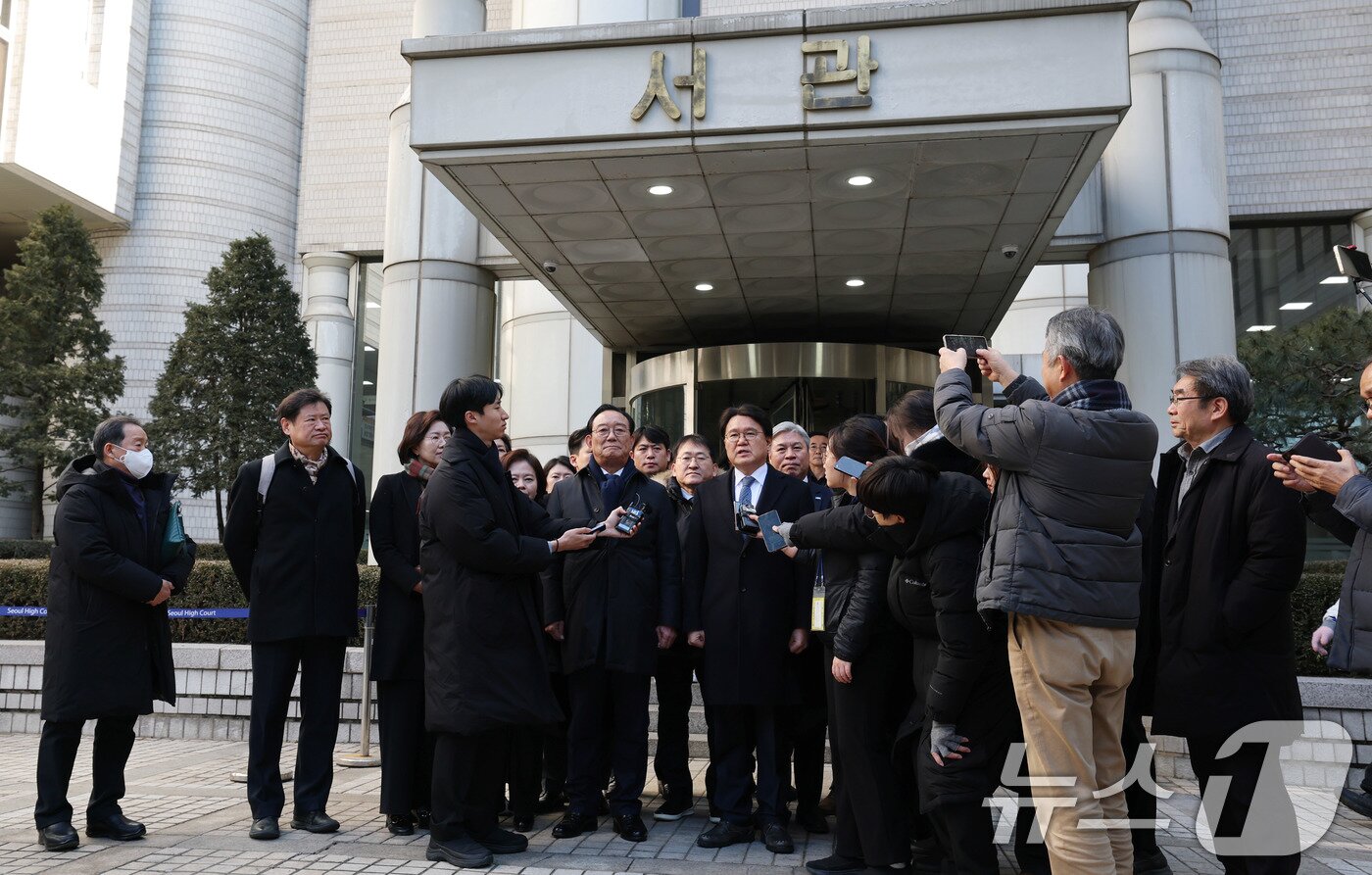 본문 이미지 - 황운하 조국혁신당 원내대표와 송철호 전 울산시장이 4일 서울 서초구 서울고등법원에서 열린 문재인 정부 청와대의 ‘울산시장 선거 개입 의혹’ 항소심 선고를 마치고 나서며 취재진 질문에 답하고 있다. 2025.2.4/뉴스1 ⓒ News1 박세연 기자