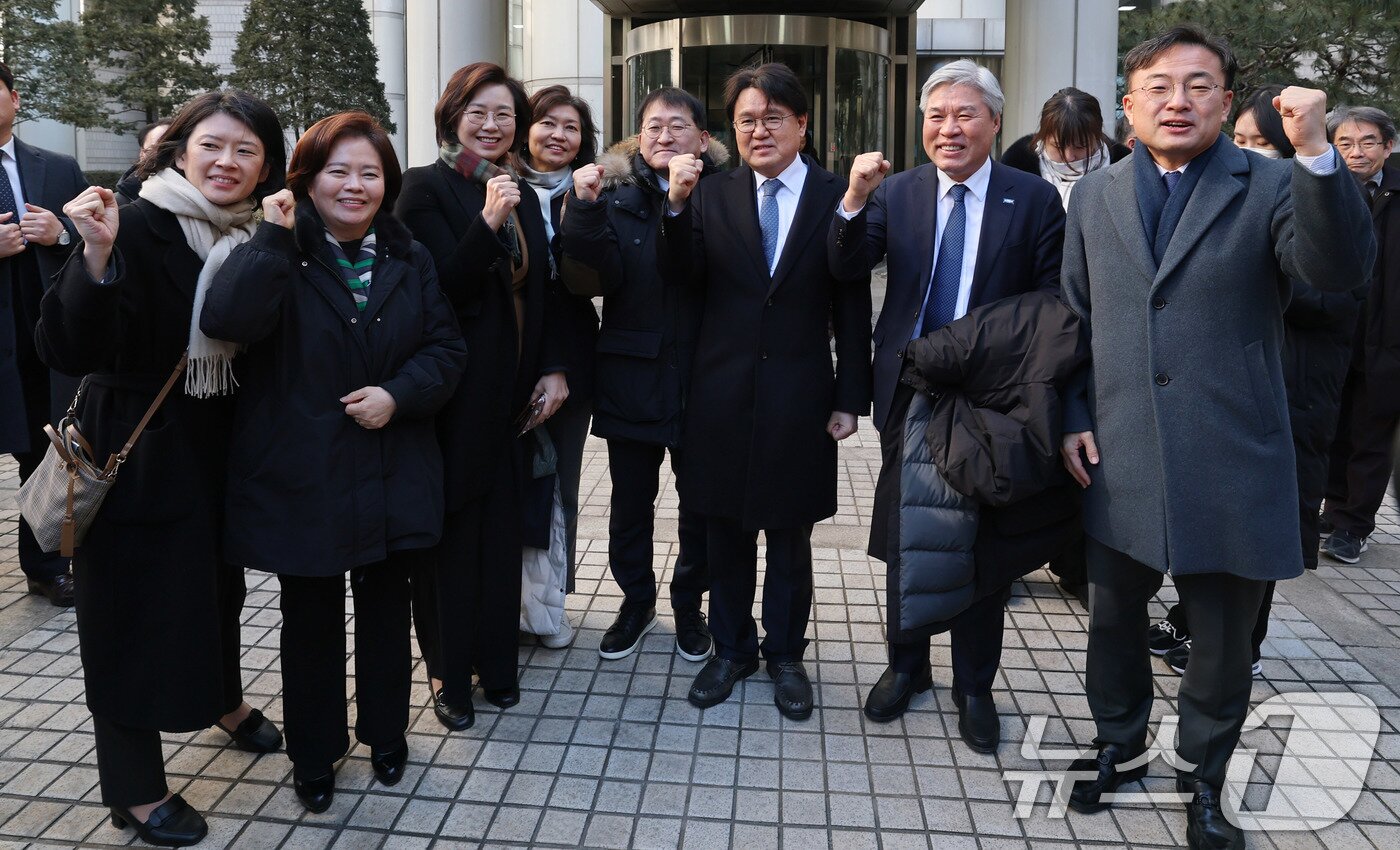 본문 이미지 - 황운하 조국혁신당 원내대표가 4일 서울 서초구 서울고등법원에서 열린 문재인 정부 청와대의 ‘울산시장 선거 개입 의혹’ 항소심 선고를 마치고 나서며 의원, 당직자들과 파이팅을 외치고 있다. 황운하 원내대표와 송철호 전 울산시장은 이번 항소심에서 무죄를 선고받았다. 2025.2.4/뉴스1 ⓒ News1 박세연 기자