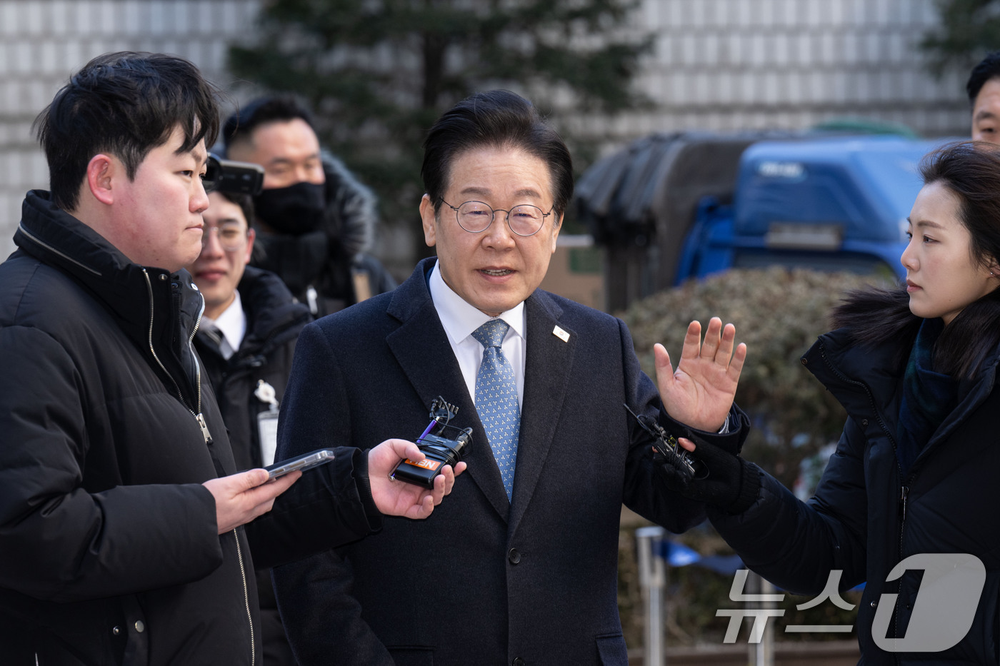 (서울=뉴스1) 박세연 기자 = 이재명 더불어민주당 대표가 4일 서초구 서울중앙지법에서 열린 '대장동·위례·성남FC·백현동 의혹' 관련 특정범죄가중처벌등에관한법률위반(뇌물) 혐의 …