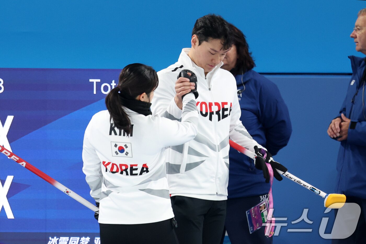본문 이미지 - 4일 중국 헤이룽장성 하얼빈시 핑팡컬링아레나에서 열린 컬링 혼성 믹스더블 라운드로빈 B조 대한민국과 필리핀의 경기에서 12:6으로 패배한 김경애와 성지훈이 손을 맞잡고 있다. 2025.2.4/뉴스1 ⓒ News1 이승배 기자