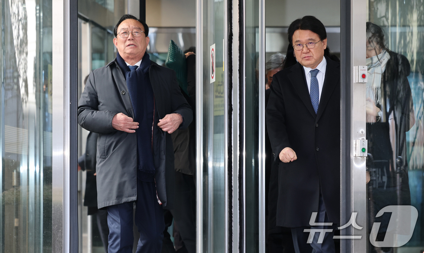 (서울=뉴스1) 박세연 기자 = 황운하 조국혁신당 원내대표와 송철호 전 울산시장이 4일 서울 서초구 서울고등법원에서 열린 문재인 정부 청와대의 ‘울산시장 선거 개입 의혹’ 항소심 …