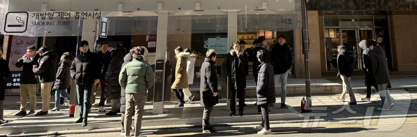 본문 이미지 - 4일 시민들이 서울 서초구에 설치한 개방형 제연흡연시설을 이용하고 있다. 25.02.04/뉴스1 ⓒ News1 이비슬 기자