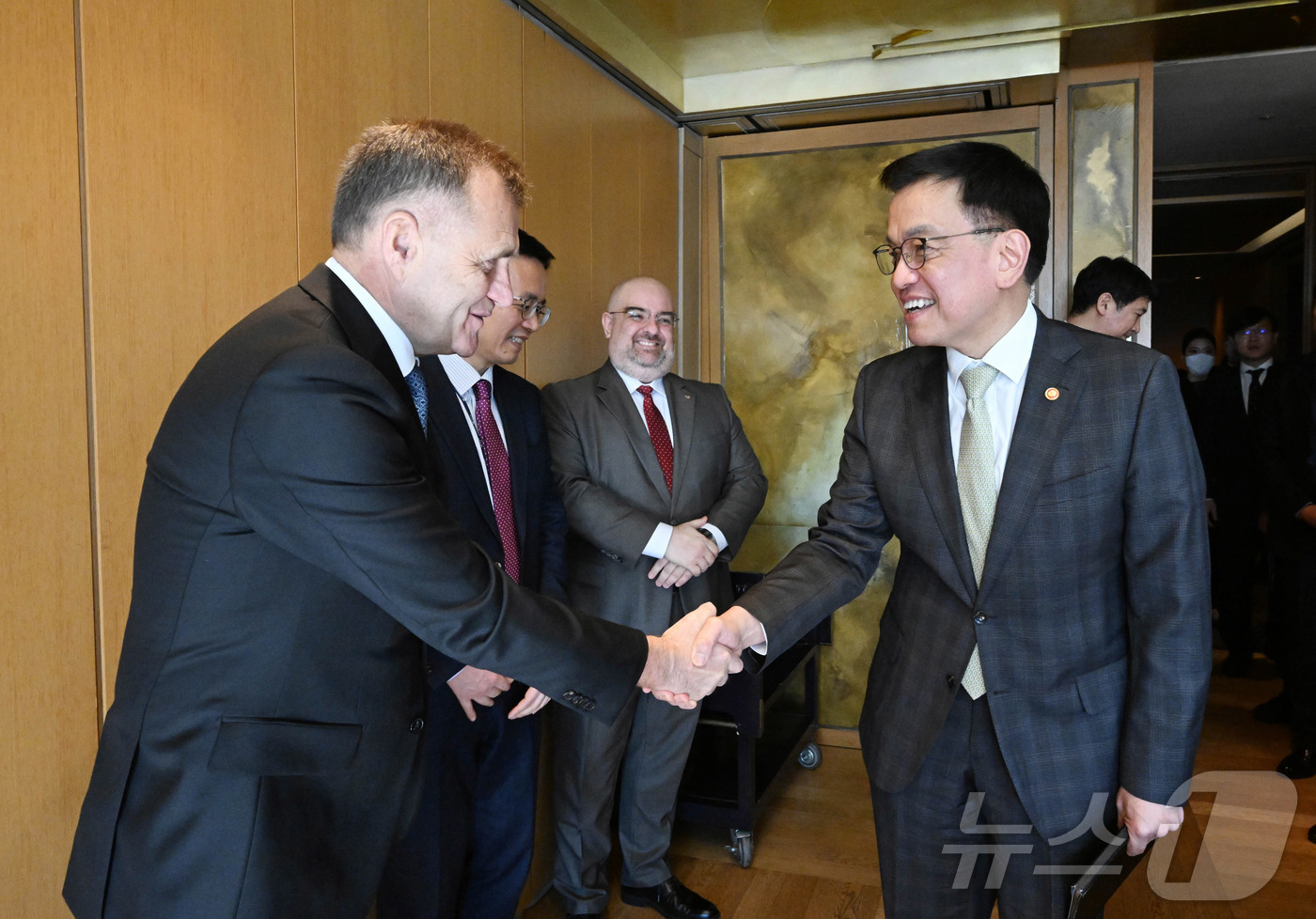 (서울=뉴스1) 박지혜 기자 = 최상목 대통령 권한대행 부총리 겸 기획재정부 장관이 4일 서울 중구 롯데호텔에서 열린 방산·원전 주요국 주한대사 초청 오찬간담회에서 체자르 마놀레 …