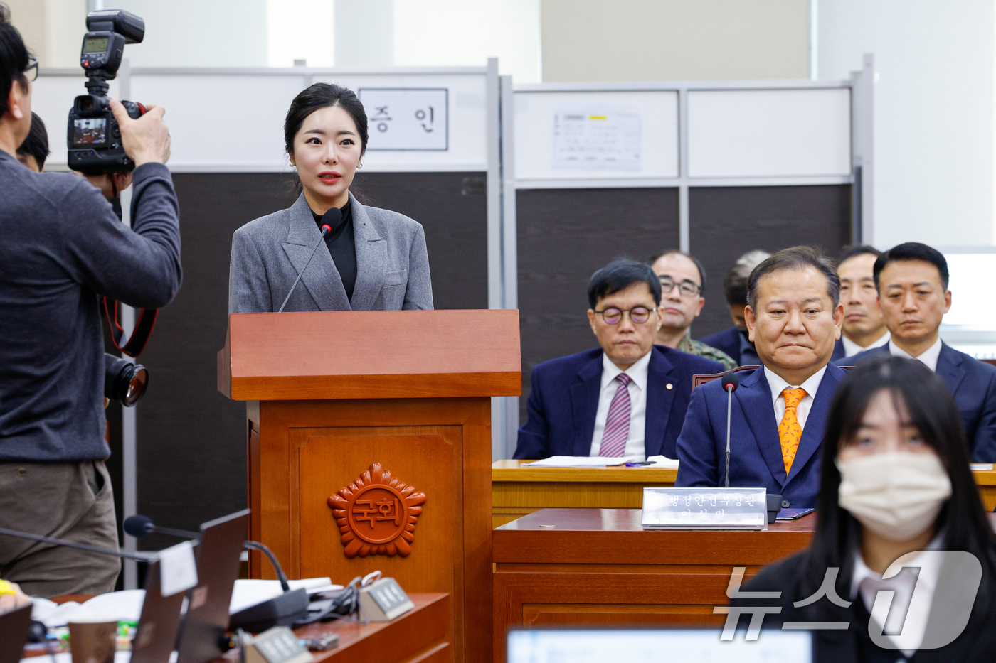 (서울=뉴스1) 안은나 기자 = 노상원 전 정보사령관이 자주 찾았던 무속인 '비단아씨' 이선진 씨가 4일 서울 여의도 국회에서 열린 '윤석열 정부의 비상계엄 선포를 통한 내란 혐의 …