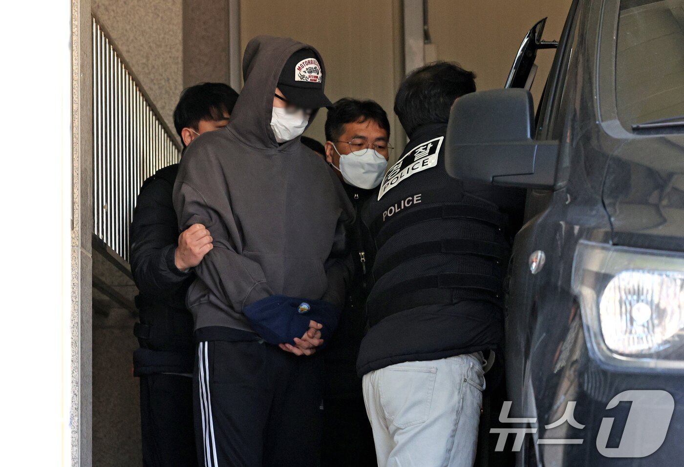 본문 이미지 - &#39;서부지법 난입&#39; 사태 당시 &#39;녹색 점퍼 남성&#39;으로 알려진 20대 A 씨가 4일 오후 서울 마포구 서부지법에서 열리는 영장실질심사&#40;구속 전 피의자심문&#41;에 출석하기 위해 마포경찰서를 나서고 있다. A 씨는 지난달 19일 윤석열 대통령 구속영장 발부에 반발해 소화기로 법원 창문과 유리문을 깬 뒤 법원에 난입한 혐의를 받는다. 2025.2.4/뉴스1 ⓒ News1 장수영 기자