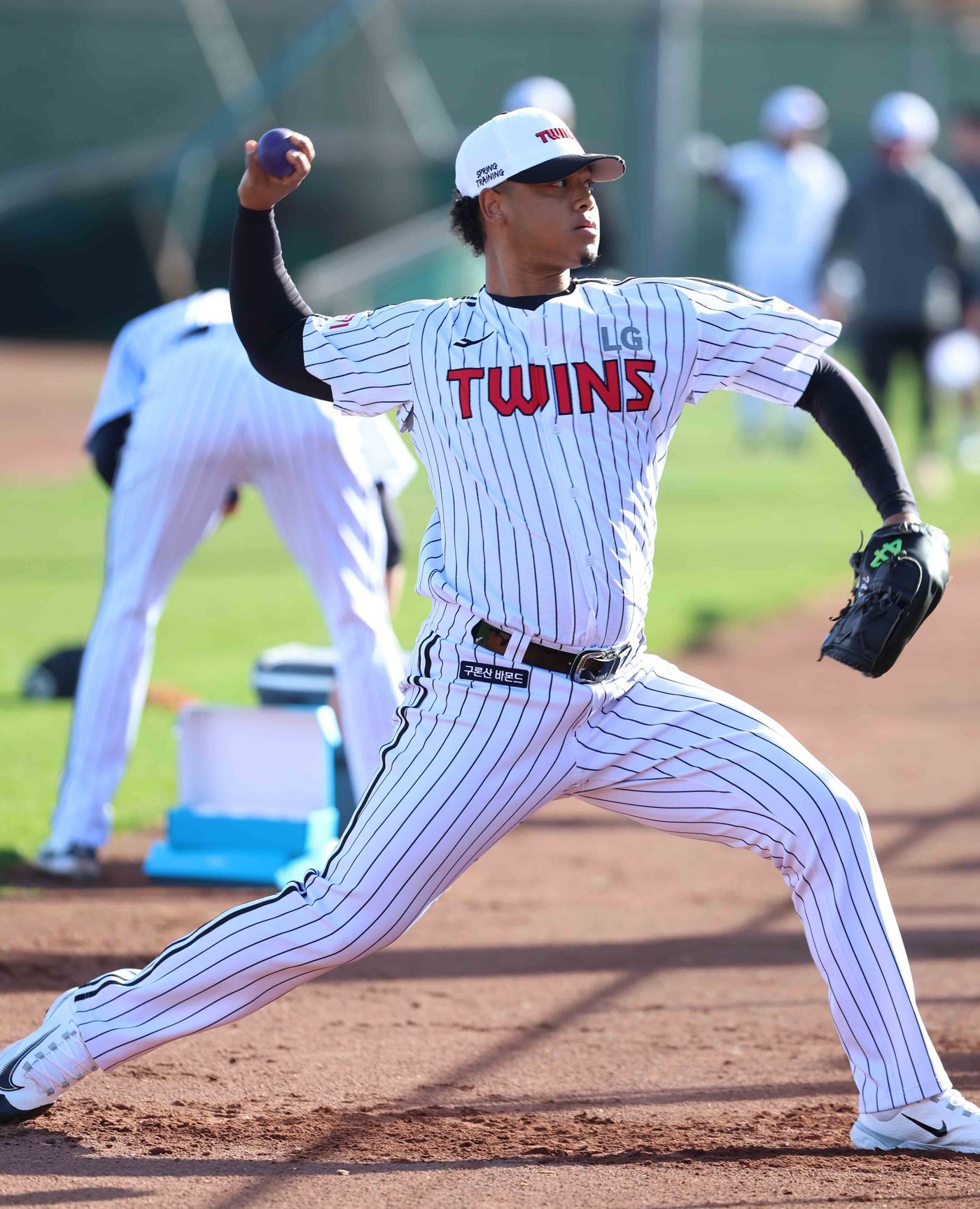 본문 이미지 - LG 트윈스 외국인 투수 엘리에이저 에르난데스가 3일(현지시간) 스프링캠프에서 훈련하고 있다. (LG 트윈스 제공)