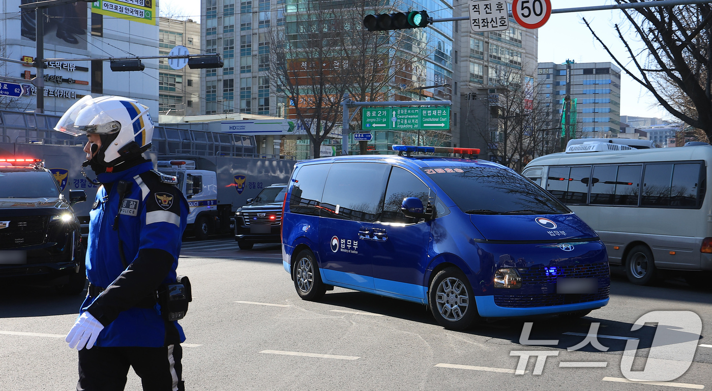 (서울=뉴스1) 박정호 기자 = 윤석열 대통령 탄핵 심판 5차 변론기일인 4일 오후 서울 종로구 헌법재판소 인근 안국역 사거리에서 윤 대통령이 탄 법무부 호송 차량이 경호를 받으며 …
