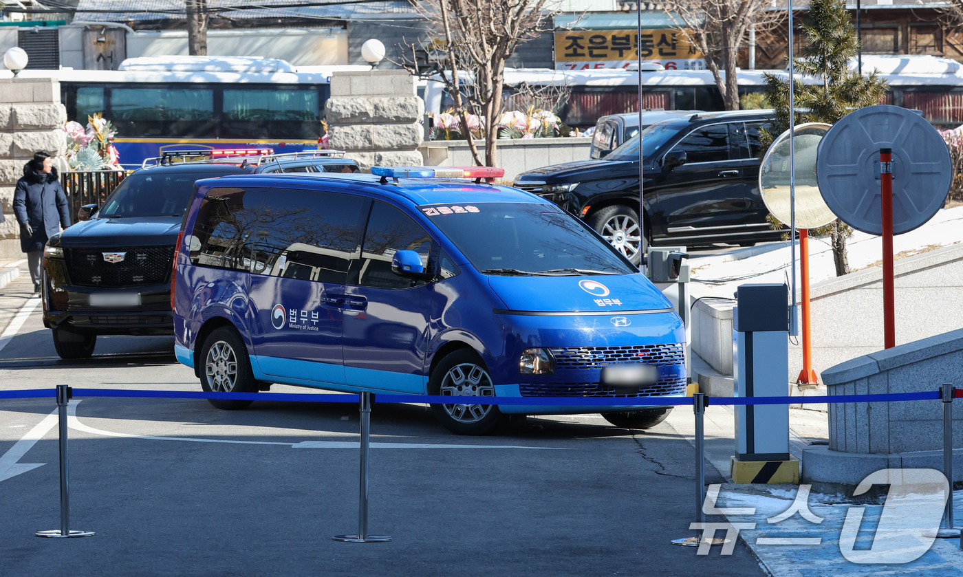 (서울=뉴스1) 사진공동취재단 = 윤석열 대통령 탄핵심판 5차 변론기일이 열린 4일 오후 윤 대통령이 탄 법무부 호송차량이 서울 종로구 헌법재판소 안으로 들어서고 있다. 2025. …