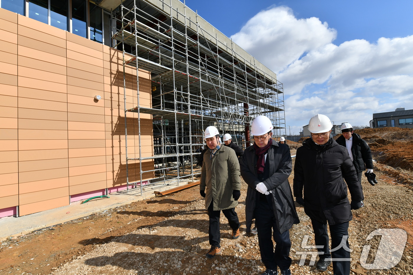 (서울=뉴스1) = 최응천 국가유산청장이 4일 오전 전북 완주군 소재의 전북문화유산연구센터 건립 현장을 방문, 관계자들과 공사 현황을 점검하고 있다. (국가유산청 제공) 2025. …