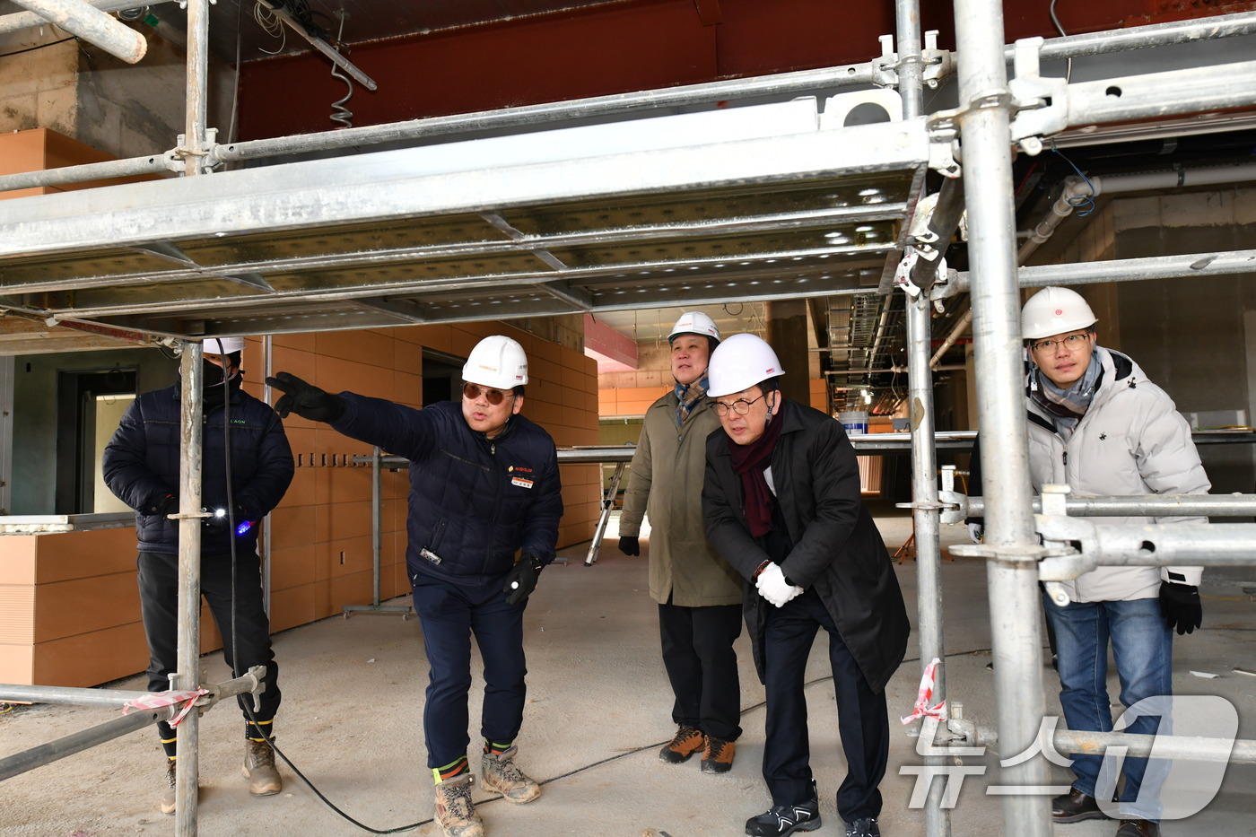 (서울=뉴스1) = 최응천 국가유산청장(오른쪽 두 번째)이 4일 오전 전북 완주군 소재의 전북문화유산연구센터 건립 현장을 방문해 현장 관계자에게 공사 현황 설명을 듣고 있다. (국 …