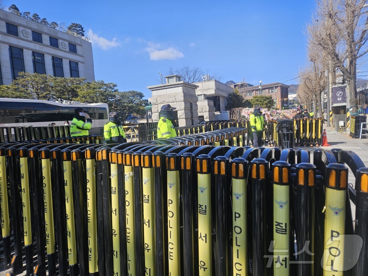 본문 이미지 - 윤석열 대통령 탄핵심판 5차 변론기일인 4일 서울 종로구 헌법재판소 앞에서 경찰 기동대원들이 주변을 통제하고 있다.ⓒ 뉴스1 장시온 기자