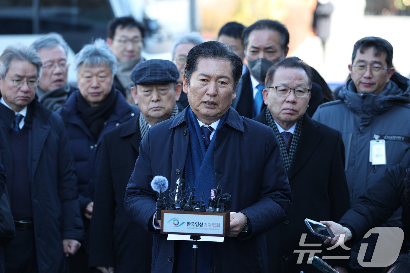 본문 이미지 - 정청래 국회 탄핵소추위원장과 변호인단이 4일 오후 서울 종로구 헌법재판소에서 열린 윤석열 대통령 탄핵심판 5차 변론기일에 출석하며 입장을 밝히고 있다. 2025.2.4/뉴스1 ⓒ News1 사진공동취재단