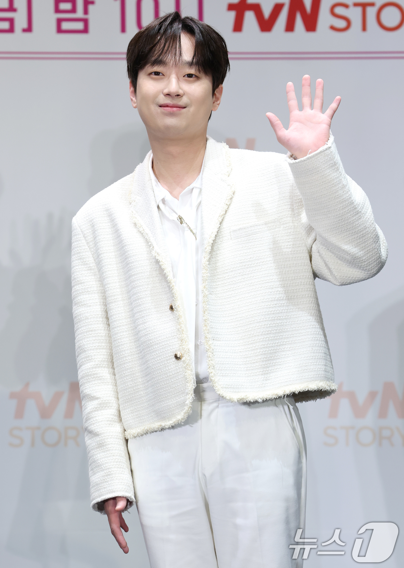 (서울=뉴스1) 권현진 기자 = 가수 이찬원이 4일 서울 영등포구 라마다 서울 신도림에서 열린 tvN STORY 예능 ‘잘생긴 트롯’ 제작발표회에 참석해 포즈를 취하고 있다.‘잘생 …