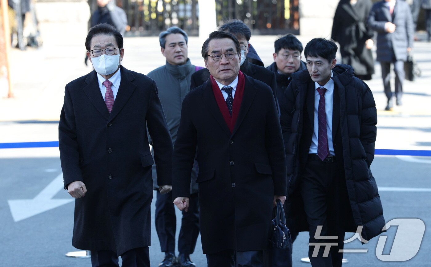 본문 이미지 - 배보윤 변호사를 비롯한 윤석열 대통령 측 변호인단이 4일 오후 서울 종로구 헌법재판소에서 열린 윤석열 대통령 탄핵심판 5차 변론기일에 출석하고 있다. 2025.2.4/뉴스1 ⓒ News1 사진공동취재단