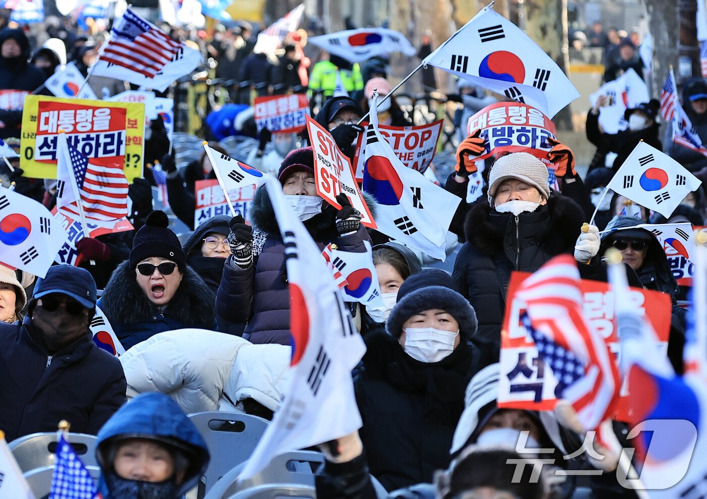 본문 이미지 - 윤석열 대통령 탄핵 심판 5차 변론기일인 4일 오후 서울 종로구 헌법재판소 인근 안국역 사거리에서 보수단체 회원들이 '부정선거 검증하라', '대통령을 석방하라'는 손피켓과 태극기, 성조기를 흔들며 함성을 외치고 있다. 2025.2.4/뉴스1 ⓒ News1 박정호 기자