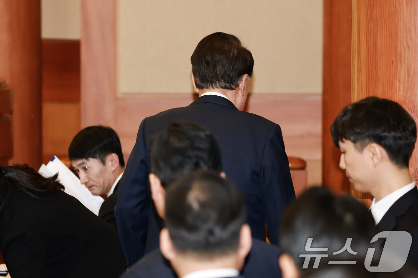 (서울=뉴스1) 사진공동취재단 = 윤석열 대통령이 4일 서울 종로구 헌법재판소에서 열린 윤석열 대통령 탄핵심판 5차 변론에 출석하고 있다. 2025.2.4/뉴스1