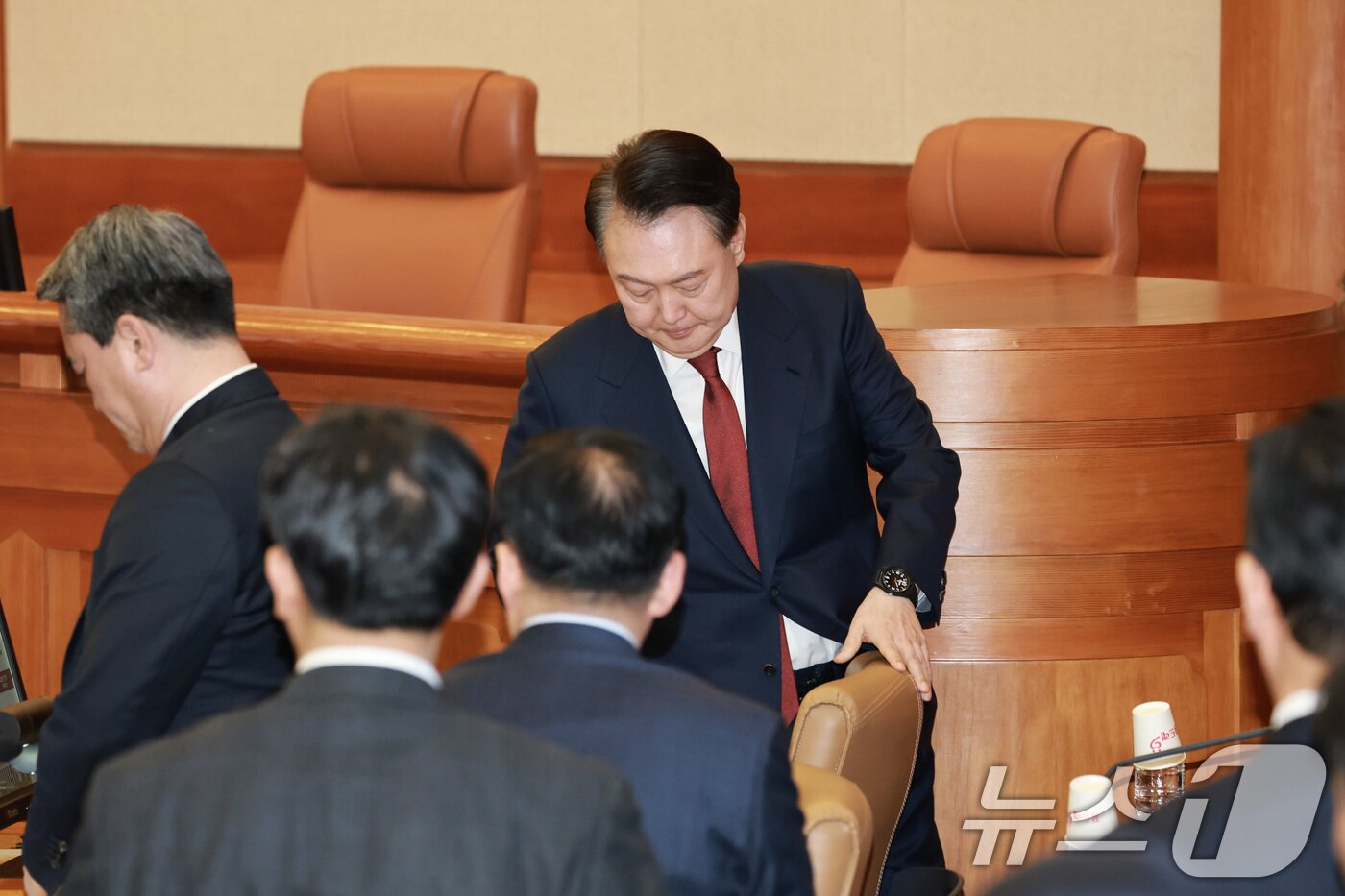 본문 이미지 - 윤석열 대통령이 4일 서울 종로구 헌법재판소에서 열린 탄핵심판 5차 변론기일에 출석하고 있다. 2025.2.4/뉴스1 ⓒ News1 사진공동취재단