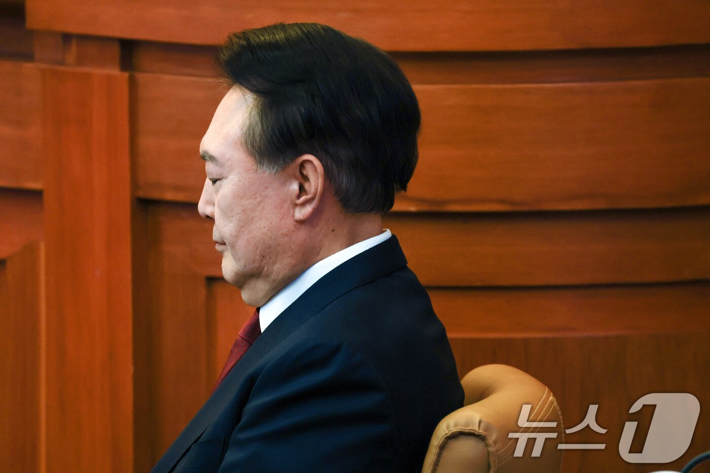 본문 이미지 - 윤석열 대통령 탄핵심판 5차 변론이 열린 4일 서울 종로구 헌법재판소 대심판정에 윤 대통령이 입장해 있다. 2025.2.4/뉴스1 ⓒ News1 사진공동취재단