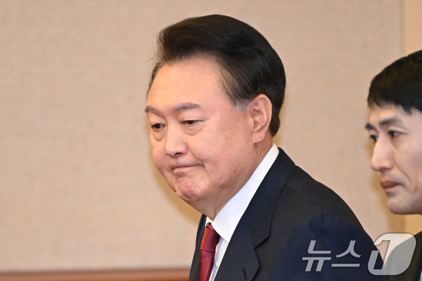 본문 이미지 - 윤석열 대통령이 4일 서울 종로구 헌법재판소에서 열린 탄핵심판 5차 변론기일에 출석해 있다. 2025.2.4/뉴스1 ⓒ News1 사진공동취재단