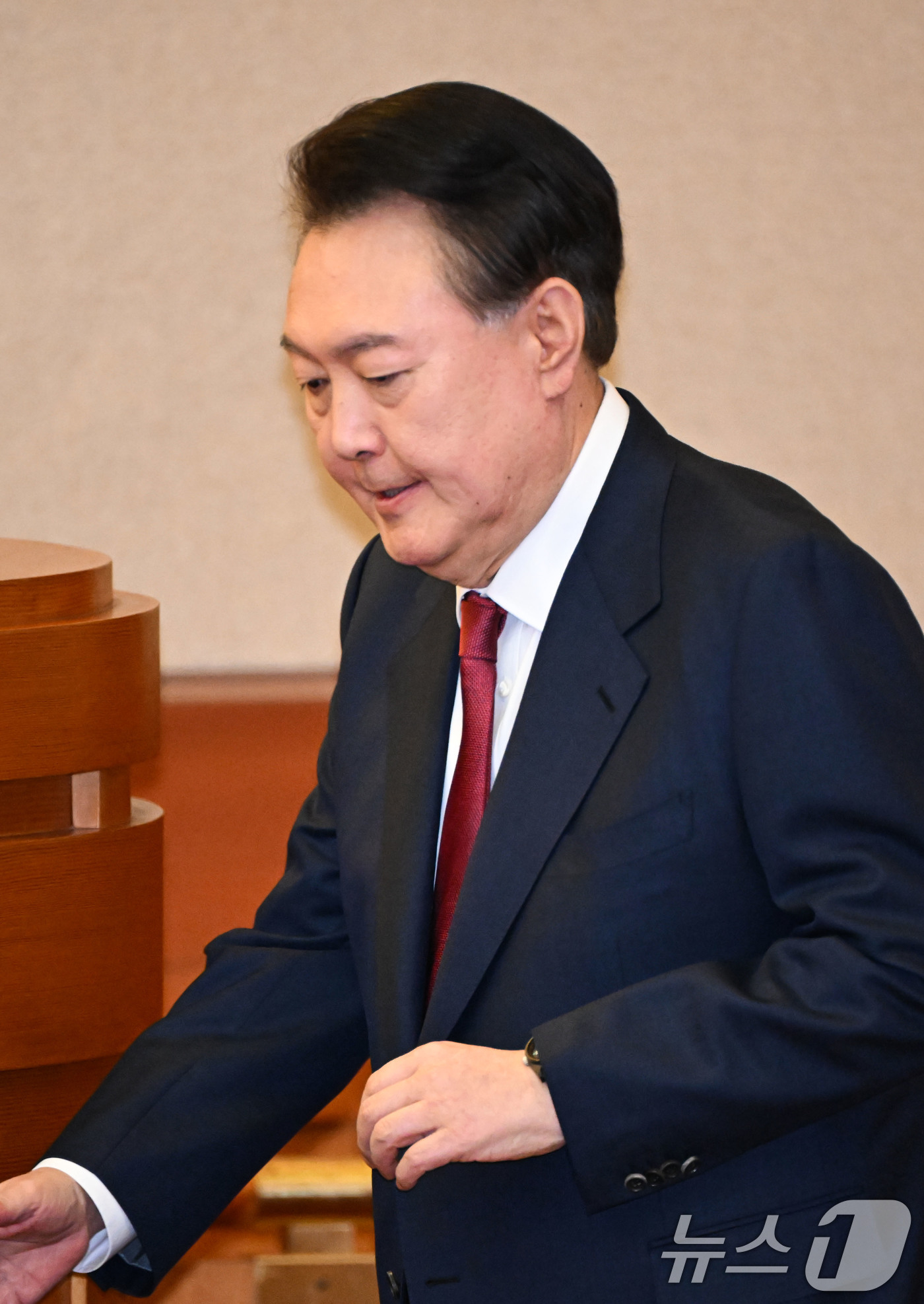 (서울=뉴스1) 사진공동취재단 = 윤석열 대통령이 4일 서울 종로구 헌법재판소에서 열린 탄핵심판 5차 변론기일에 출석하고 있다. 2025.2.4/뉴스1