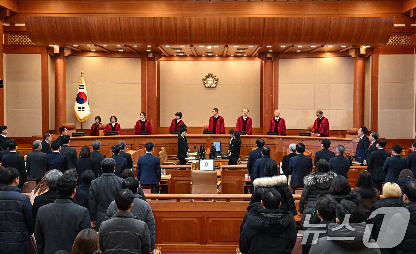 본문 이미지 - 문형배 헌법재판소장 직무대행을 비롯한 헌법재판관들이 4일 서울 종로구 헌법재판소 대심판정에서 열린 윤석열 대통령 탄핵 심판 5차 변론기일에 입장하고 있다. 2025.2.4/뉴스1 ⓒ News1 사진공동취재단