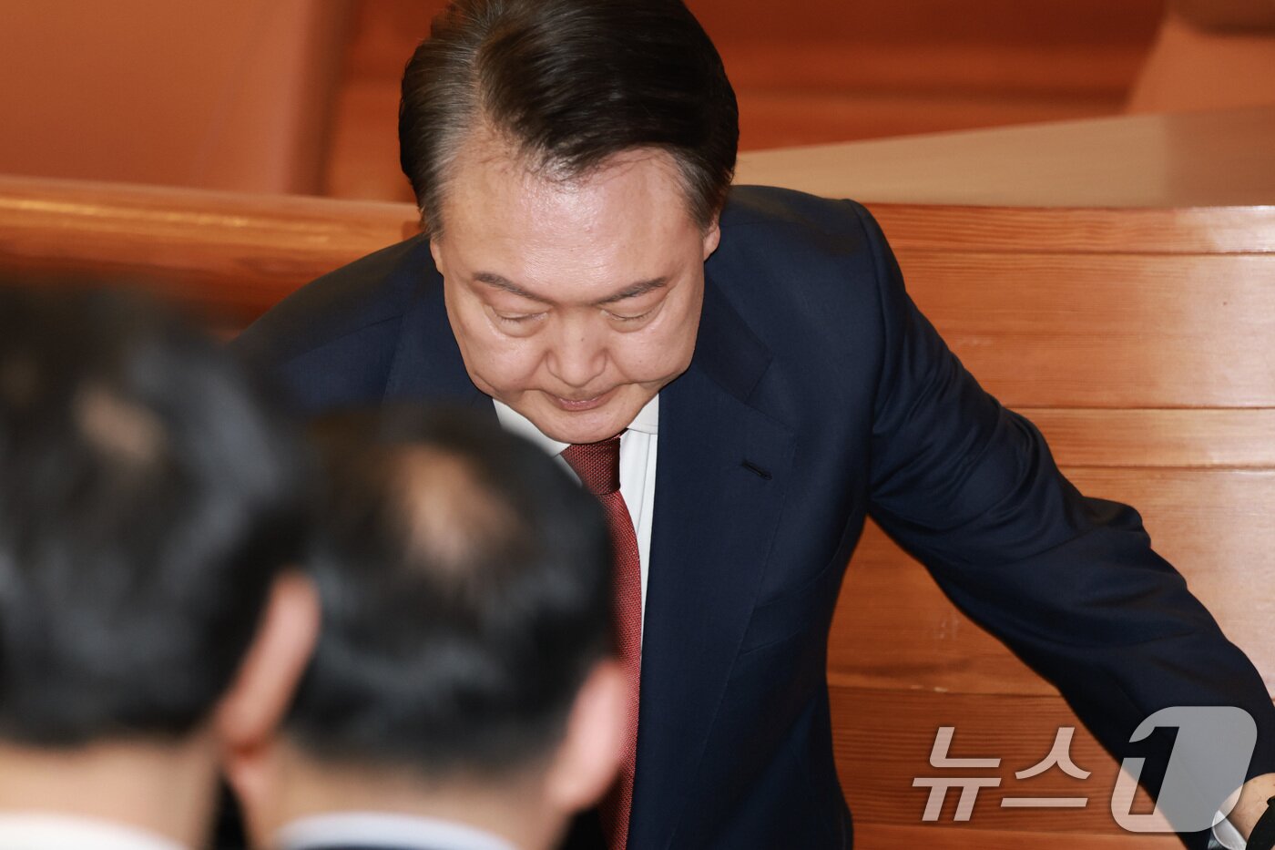 본문 이미지 - 윤석열 대통령이 4일 서울 종로구 헌법재판소에서 열린 탄핵심판 5차 변론기일에 출석하고 있다. 2025.2.4/뉴스1 ⓒ News1 사진공동취재단