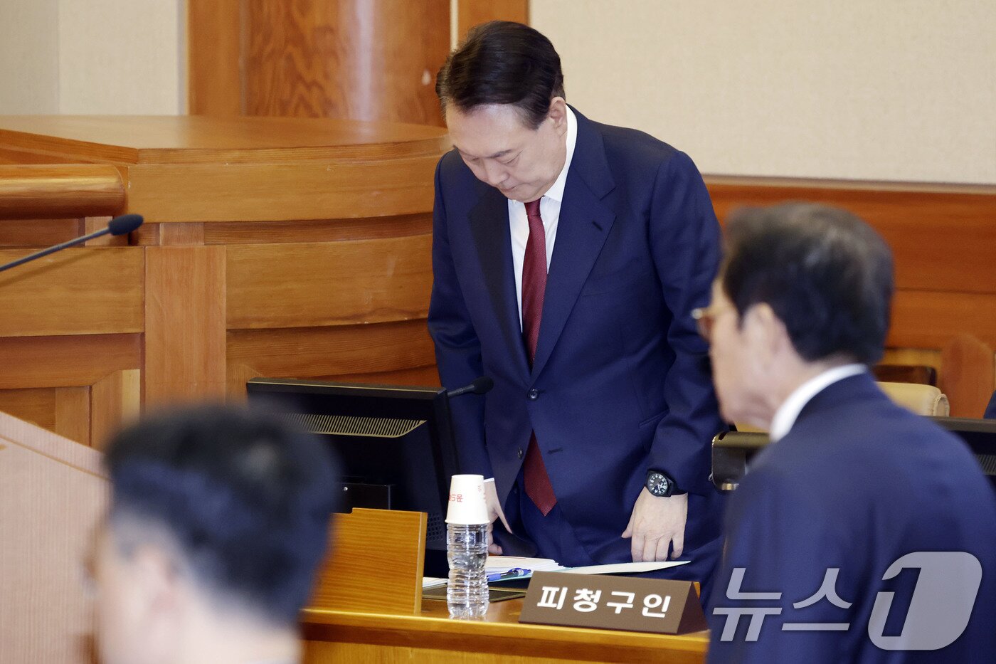 본문 이미지 - 윤석열 대통령이 4일 서울 종로구 헌법재판소에서 열린 탄핵심판 5차 변론기일에 출석해 헌법재판관 입장에 인사하고 있다. 2025.2.4/뉴스1 ⓒ News1 사진공동취재단