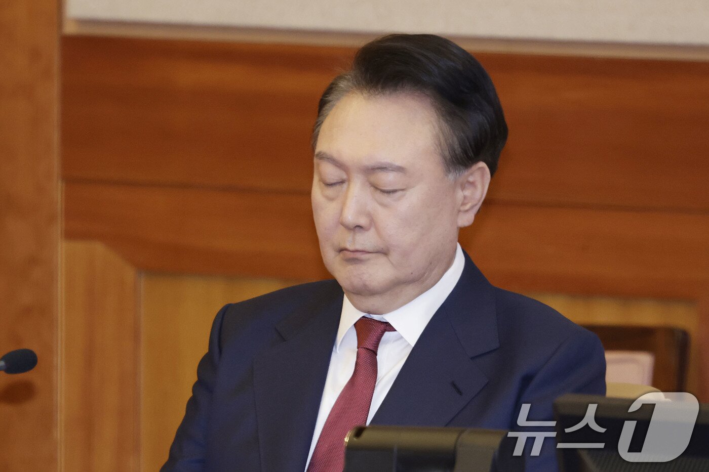본문 이미지 - 윤석열 대통령이 4일 서울 종로구 헌법재판소에서 열린 탄핵심판 5차 변론기일에 출석해 있다. 2025.2.4/뉴스1 ⓒ News1 사진공동취재단