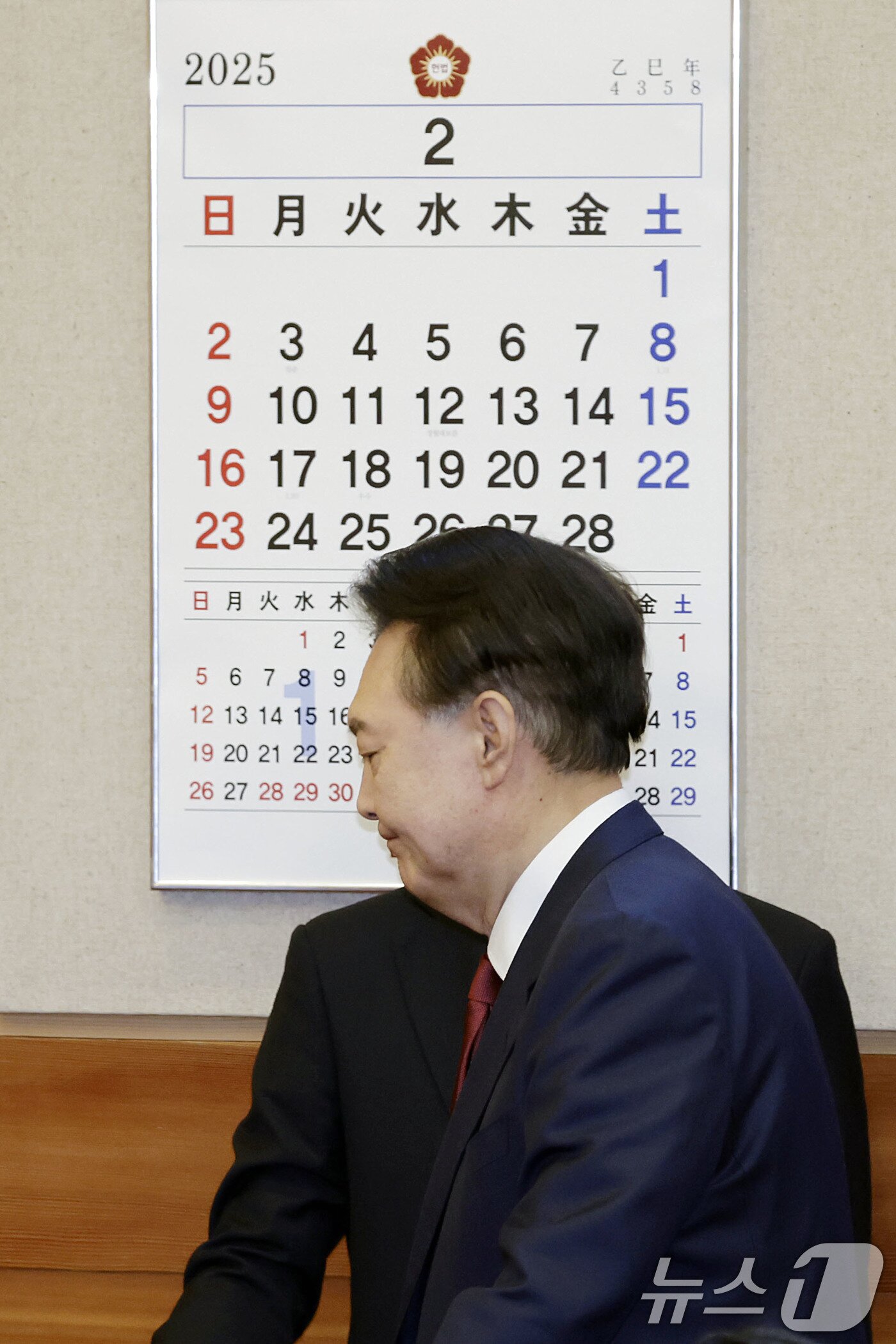 본문 이미지 - 윤석열 대통령이 4일 서울 종로구 헌법재판소에서 열린 탄핵심판 5차 변론기일에 출석하고 있다. 2025.2.4/뉴스1 ⓒ News1 사진공동취재단