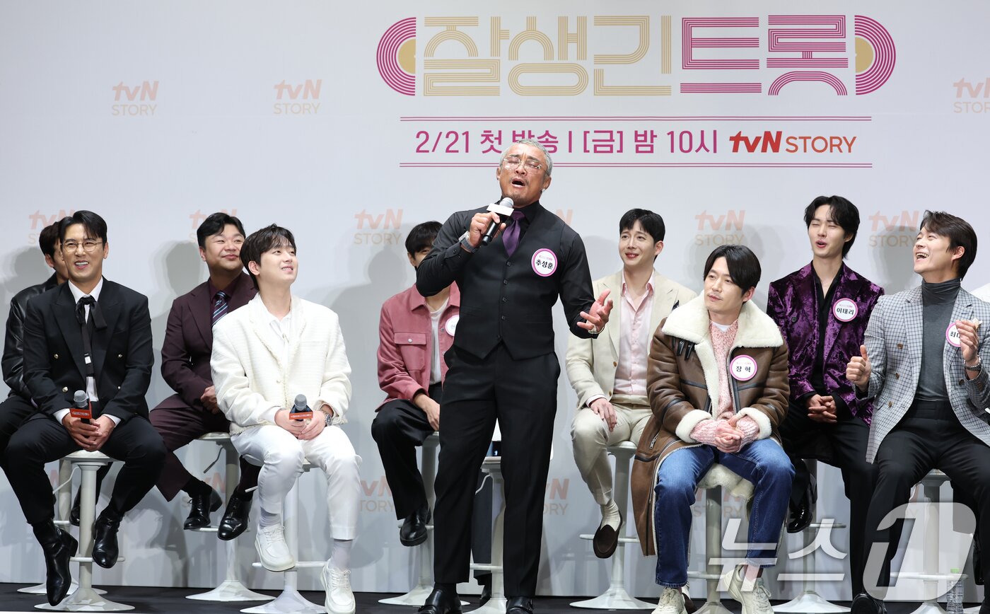 본문 이미지 - 격투기 선수 추성훈(가운데)이 4일 서울 영등포구 라마다 서울 신도림에서 열린 tvN STORY 예능 ‘잘생긴 트롯’ 제작발표회에 참석해 노래를 부르고 있다. ‘잘생긴 트롯’(연출 황다원, 작가 정수정)은 연예계 대표 12명의 남자 스타들이 트롯에 진정성을 가지고 도전하는 신(新) 음악 예능이다. 2025.2.4/뉴스1 ⓒ News1 권현진 기자