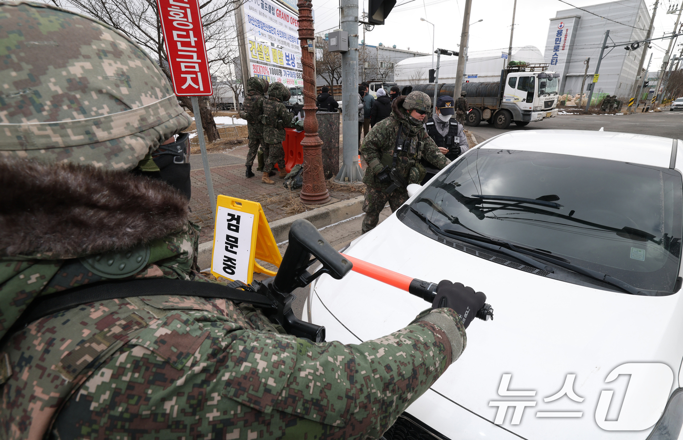 (평택=뉴스1) 김영운 기자 = 4일 오후 경기 평택시 포승산업단지 일대에서 열린 '육군 제51보병사단 25년 혹한기 훈련'에서 51보병사단 장병들이 도시지역 탐색결멸작전을 실시하 …
