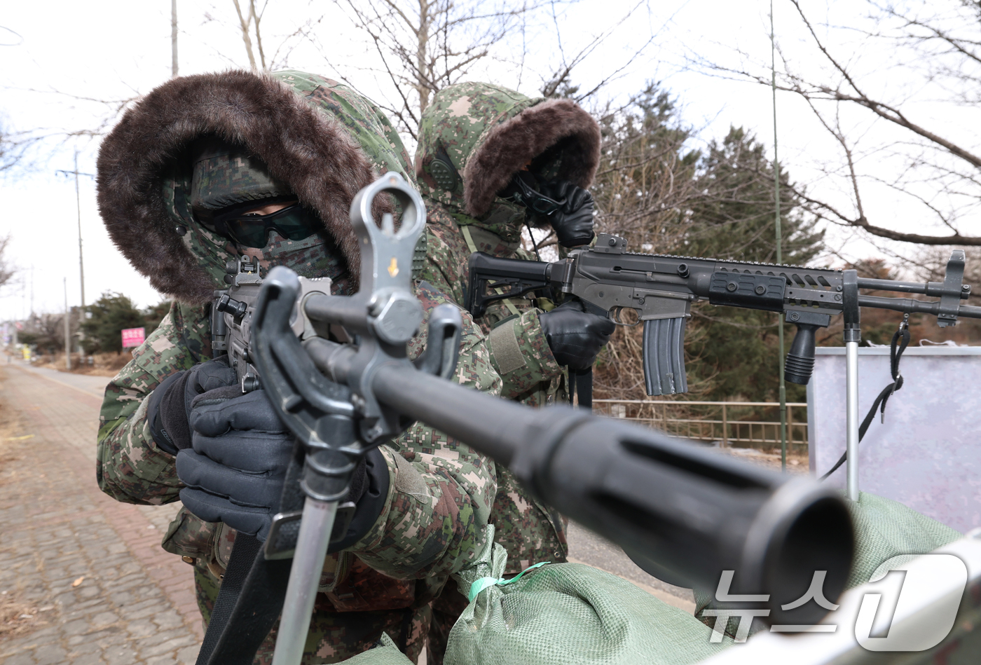 (평택=뉴스1) 김영운 기자 = 4일 오후 경기 평택시 포승산업단지 일대에서 열린 '육군 제51보병사단 25년 혹한기 훈련'에서 51보병사단 장병들이 도시지역 탐색결멸작전을 실시하 …