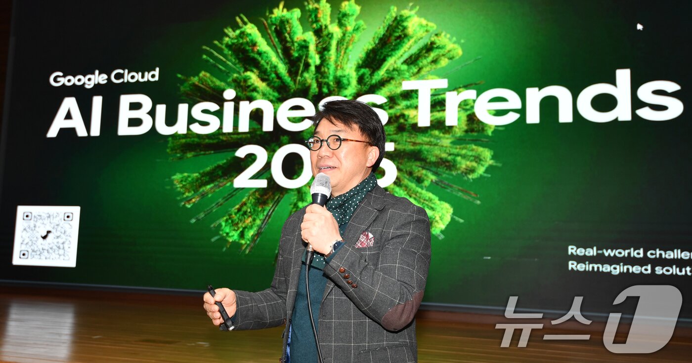 본문 이미지 - 구글 클라우드 공공사업부문 박진호 이사가 4일 오후 경북 포항시청 대회의실에서 열린 '포항시 AI혁신위원회'에서 구글의 최신 AI를 활용한 다양한 사업을 소개하고 있다. 2025.2.4/뉴스1 ⓒ News1 최창호 기자