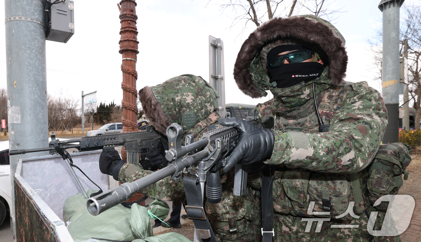 (평택=뉴스1) 김영운 기자 = 4일 오후 경기 평택시 포승산업단지 일대에서 열린 '육군 제51보병사단 25년 혹한기 훈련'에서 51보병사단 장병들이 도시지역 탐색결멸작전을 실시하 …