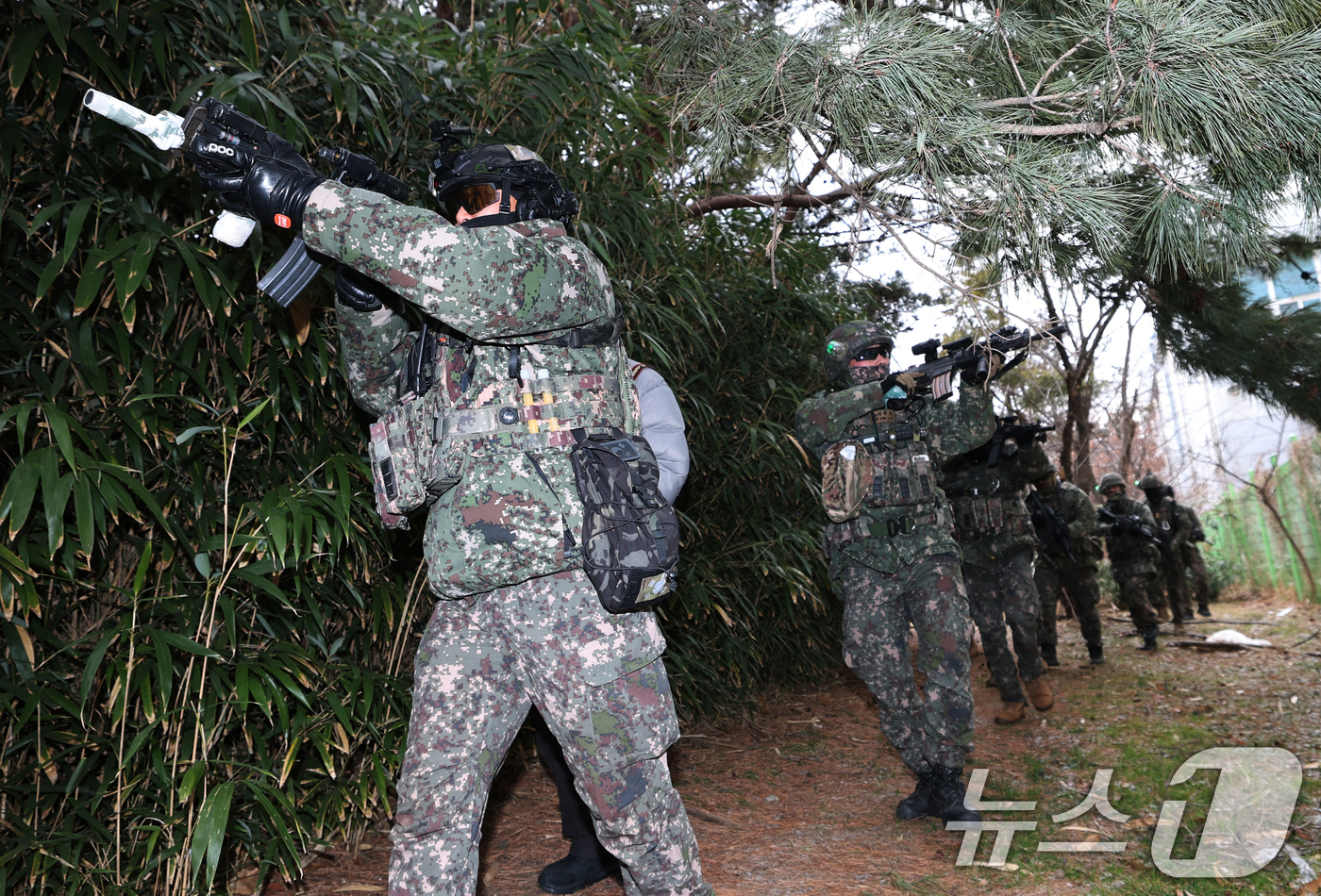 (평택=뉴스1) 김영운 기자 = 4일 오후 경기 평택시 포승산업단지 일대에서 열린 '육군 제51보병사단 25년 혹한기 훈련'에서 700특공연대 장병들이 도시지역 탐색결멸작전을 실시 …