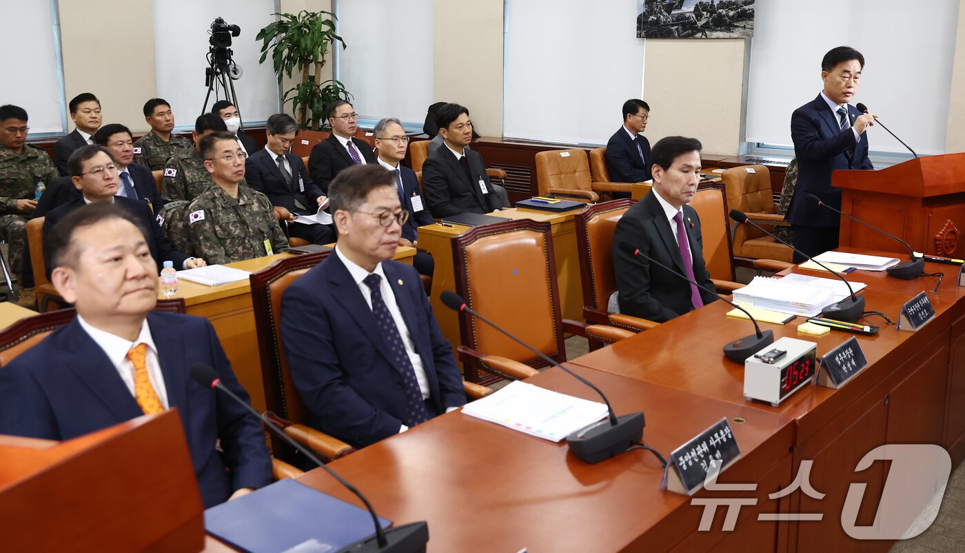 본문 이미지 - 허석곤 소방청장(오른쪽)이 4일 오전 서울 여의도 국회에서 열린 '윤석열 정부의 비상계엄 선포를 통한 내란 혐의 진상규명 국정조사 2차 청문회에서 이상민 전 행정안전부 장관(앞줄 왼쪽)으로부터 '단전·단수 요청을 받았느냐’는 용혜인 기본소득당 대표 질의에 답변하고 있다. 2025.2.4 ⓒ 뉴스1 김민지 기자
